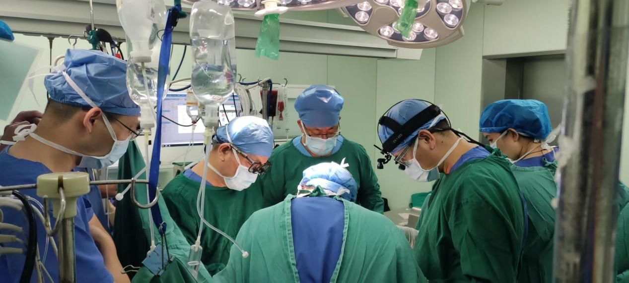 十一献礼，宁夏医科大学总医院成功实施区内首例人工心脏植入术